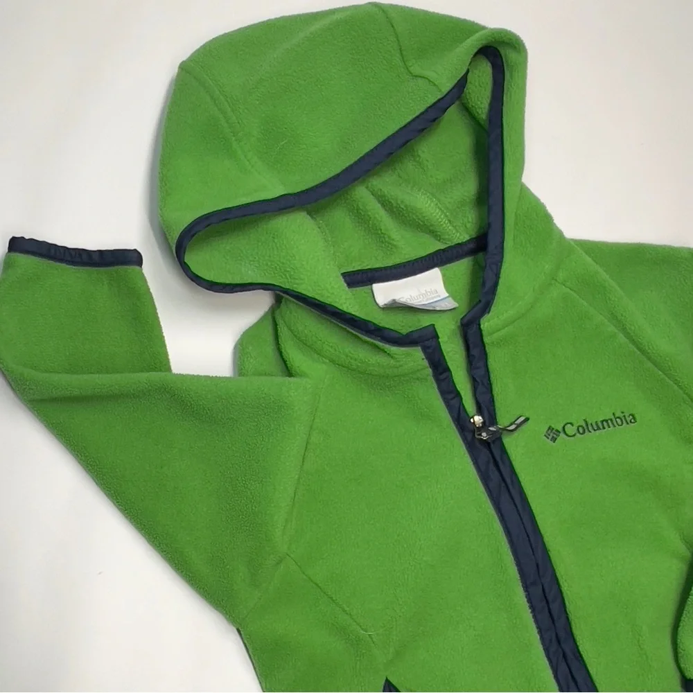 Columbia 2T Green Child’s Lightweight Hooded Jacket. Front pockets